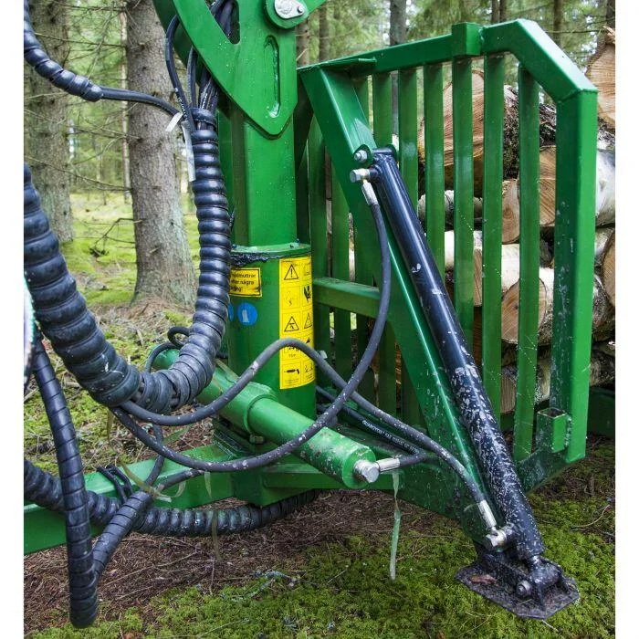 Skogsvagn med kran och drivning