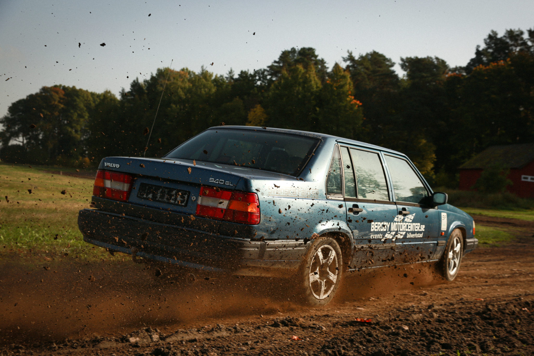 Femkamp hos Bergby motorcenter bilrally med blå bil som sladdar