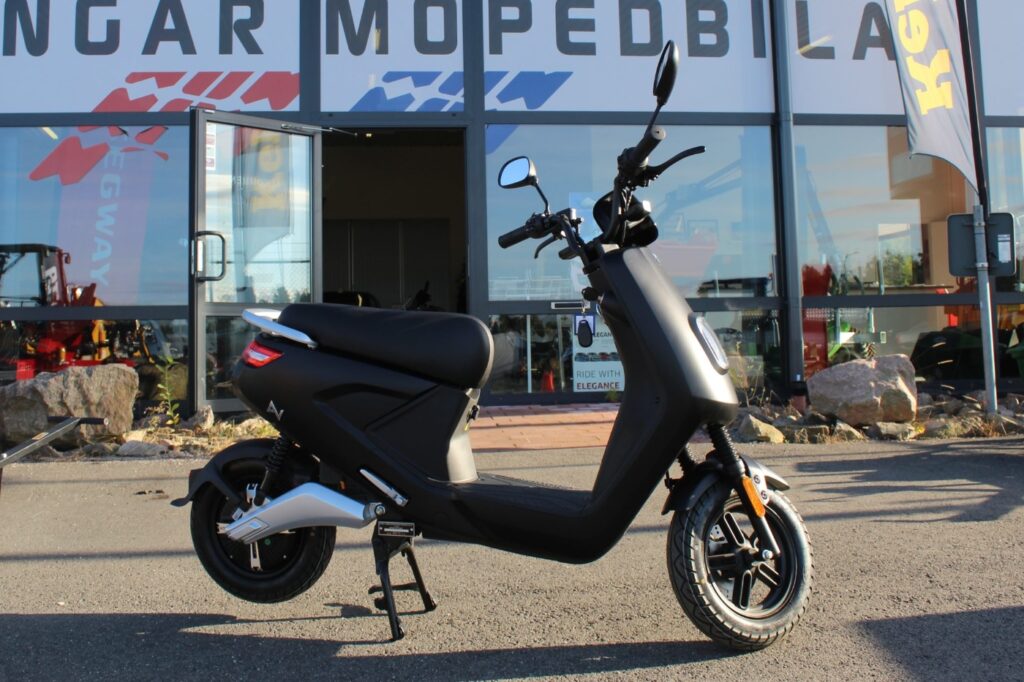 LV LX04 EL moped från sidan