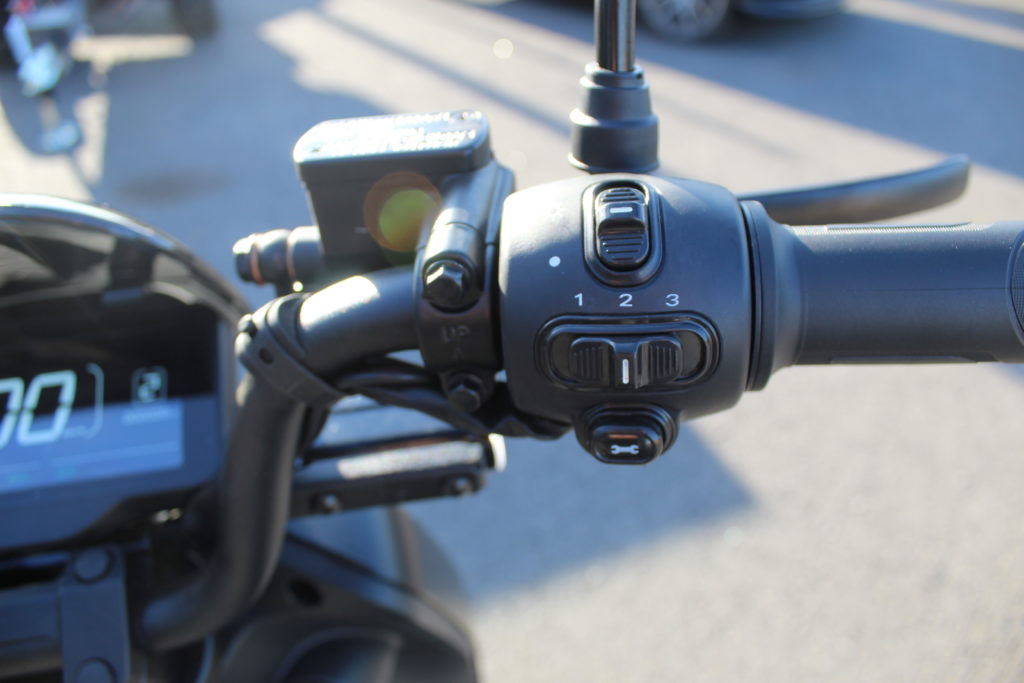 Elmoped LV LX04 svart mot vit bakgrund blinkers