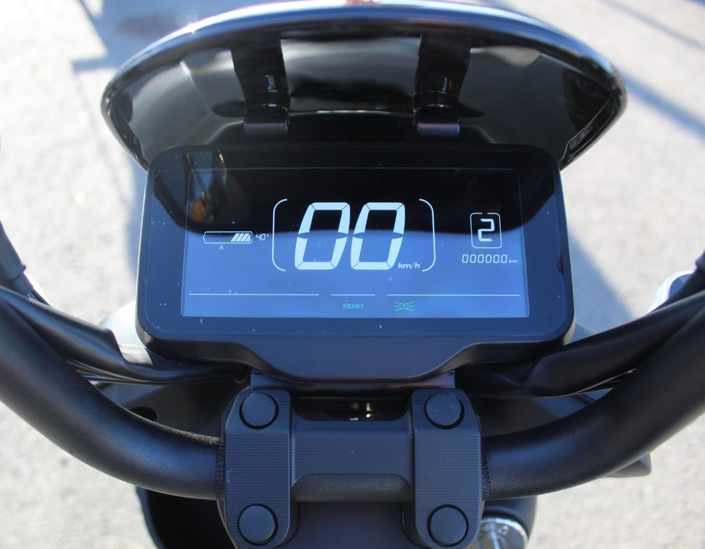 Elmoped LV LX04 svart mot vit bakgrund display