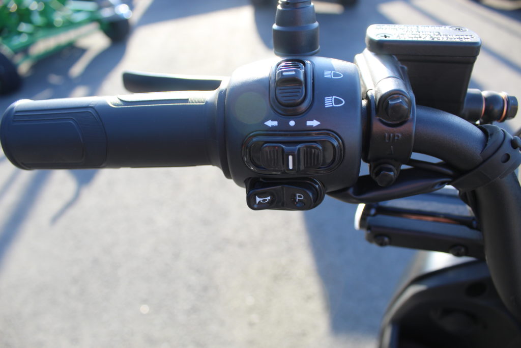 Elmoped LV LX04 svart mot vit bakgrund gas