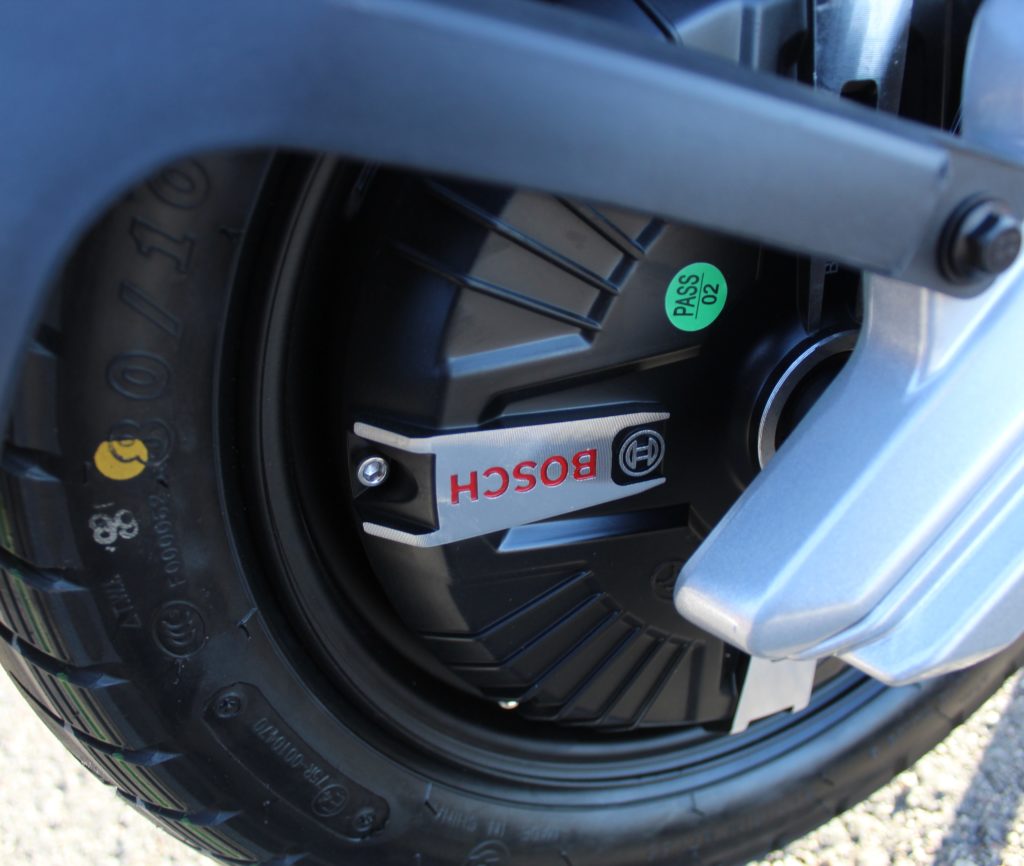 Elmoped LV LX04 svart mot vit bakgrund elmoped