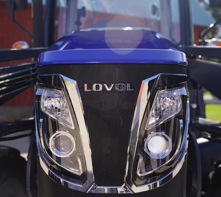 Lovol 50 hk 4wd med frontlastare närbild på fronten och logotypen
