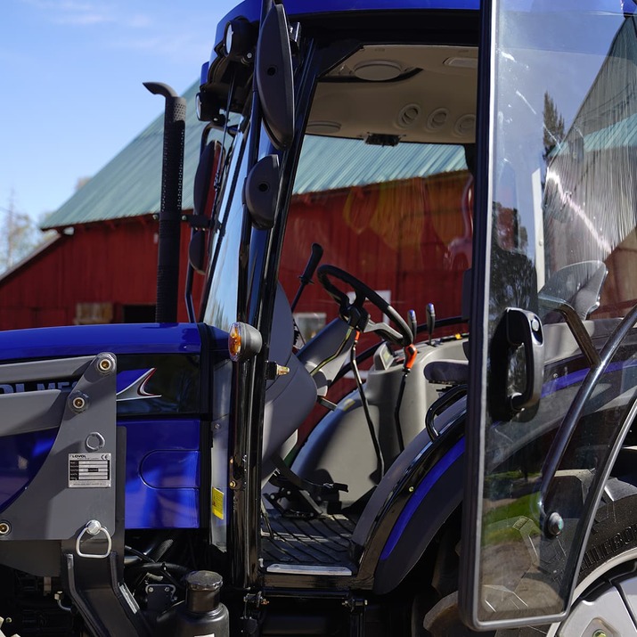 Lovol 50 hk 4wd med frontlastare insidan på hytten utifrån