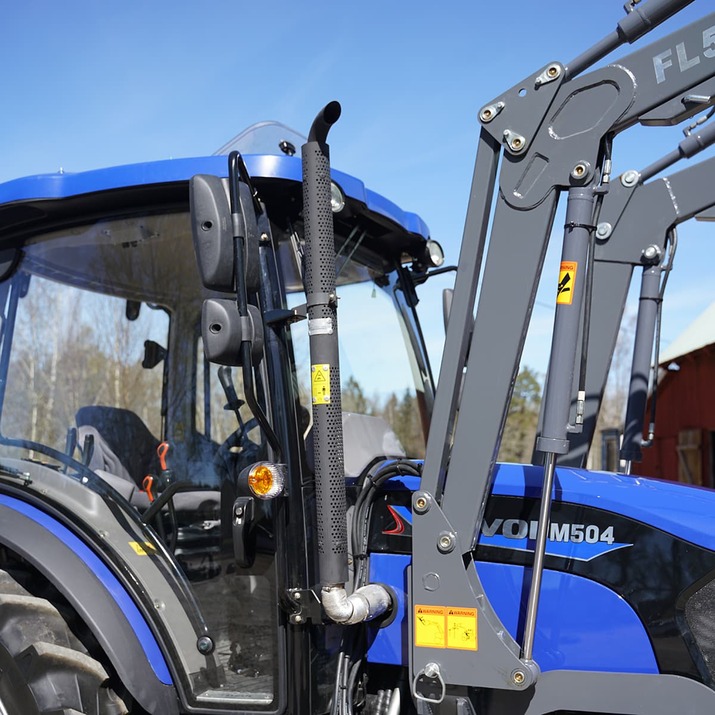 Lovol 50 hk 4wd med frontlastare närbild hytt och lyft