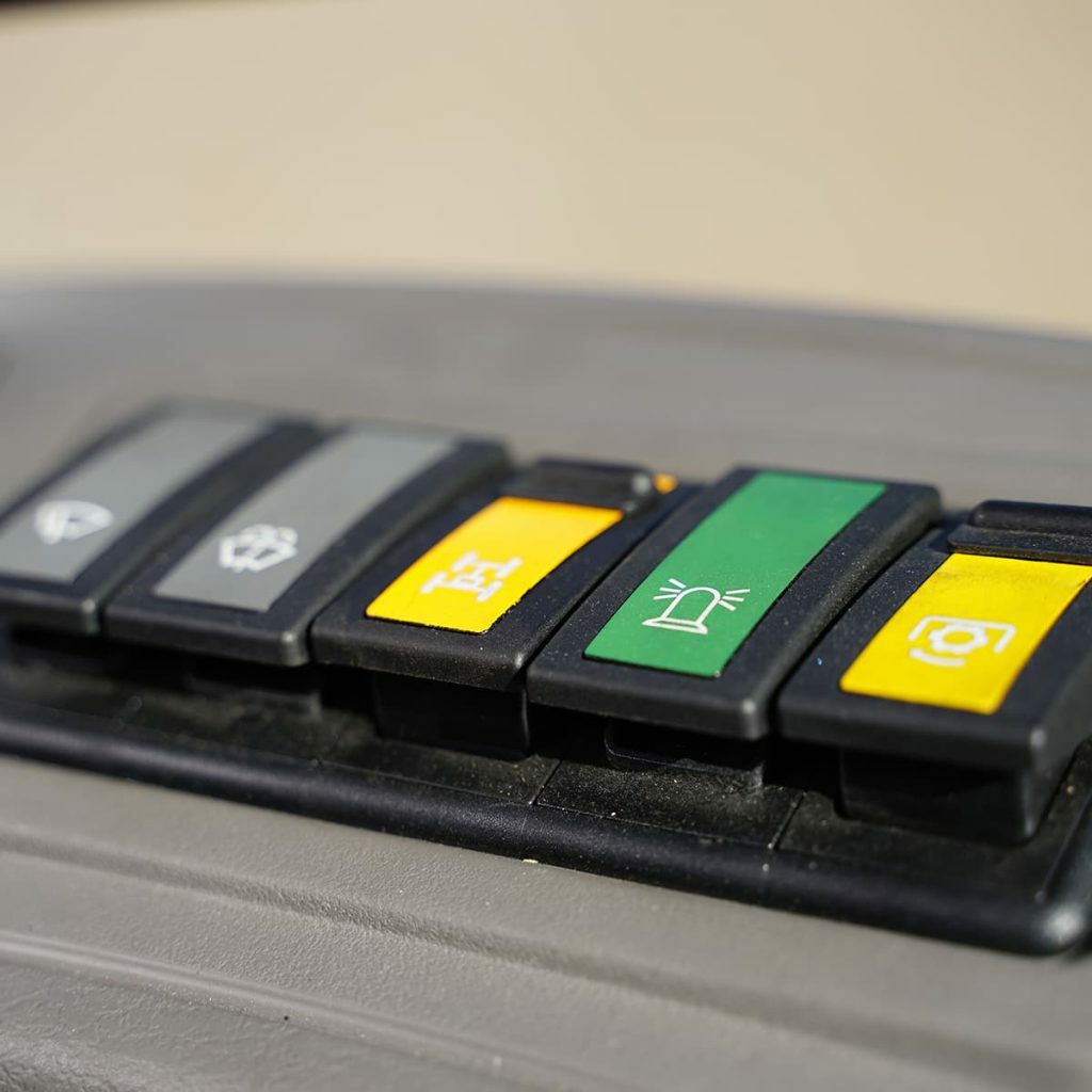 Lovol 50 hk 4wd med frontlastare närbild på knappar