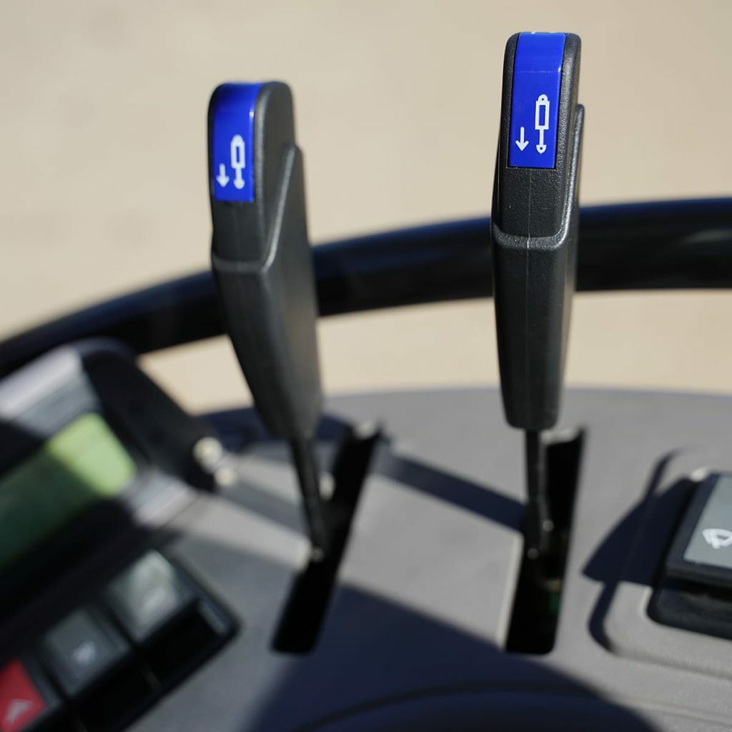 Lovol 50 hk 4wd med frontlastare närbild på spakar