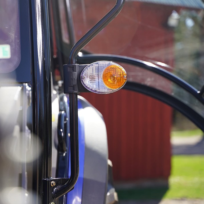 Lovol 50 hk 4wd med frontlastare närbild sidoblinker