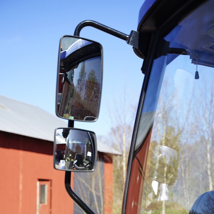 Lovol 50 hk 4wd med frontlastare närbild sidospegel vänster