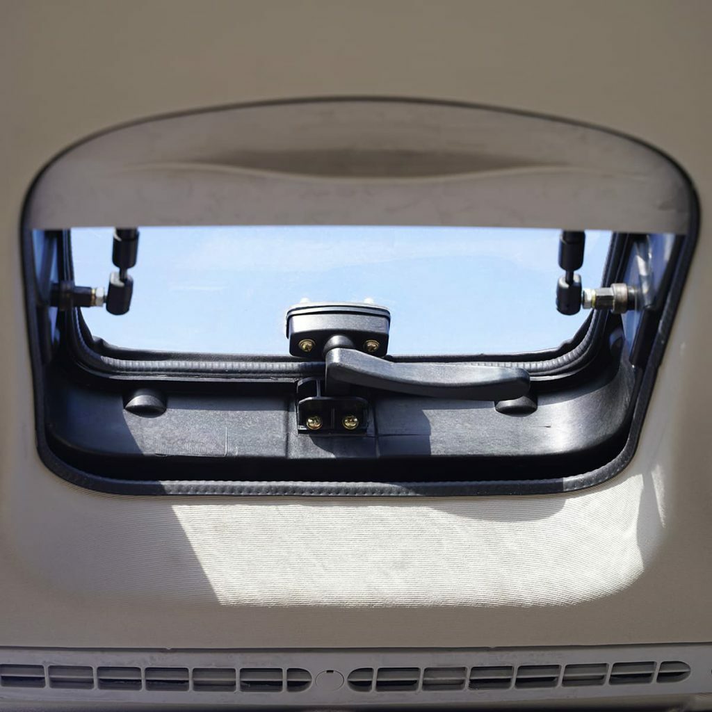 Lovol 50 hk 4wd med frontlastare bild på takluckan