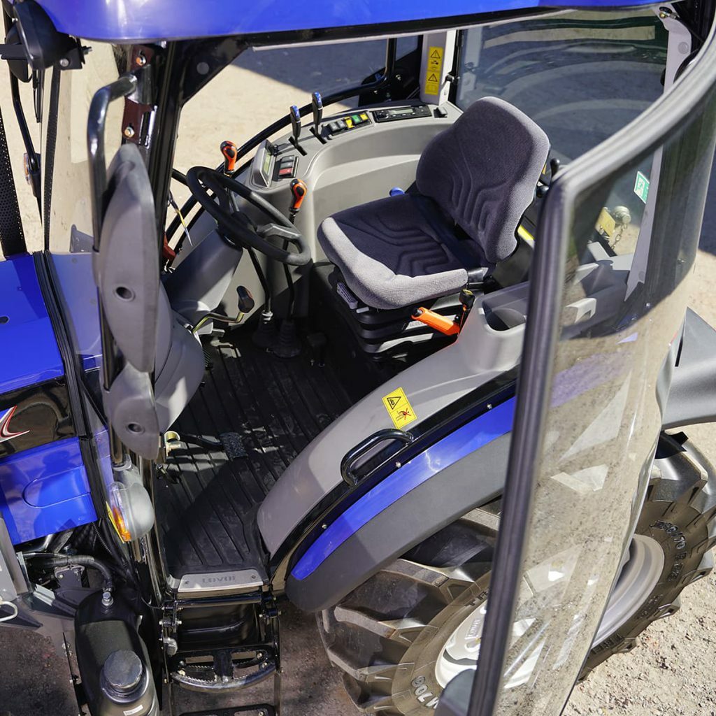 Lovol 75 hk 4wd med frontlastare hytten uppifrån