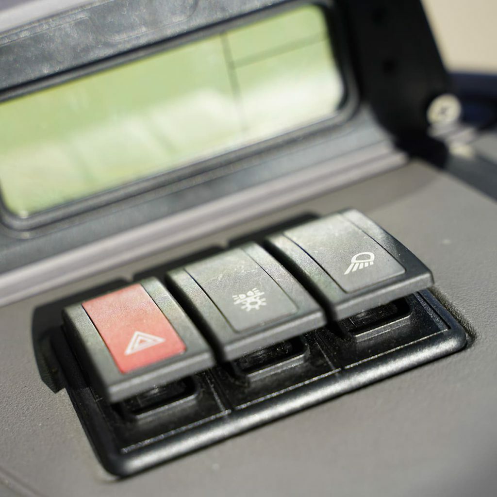 Lovol 75 hk 4wd med frontlastare knappar i hytten