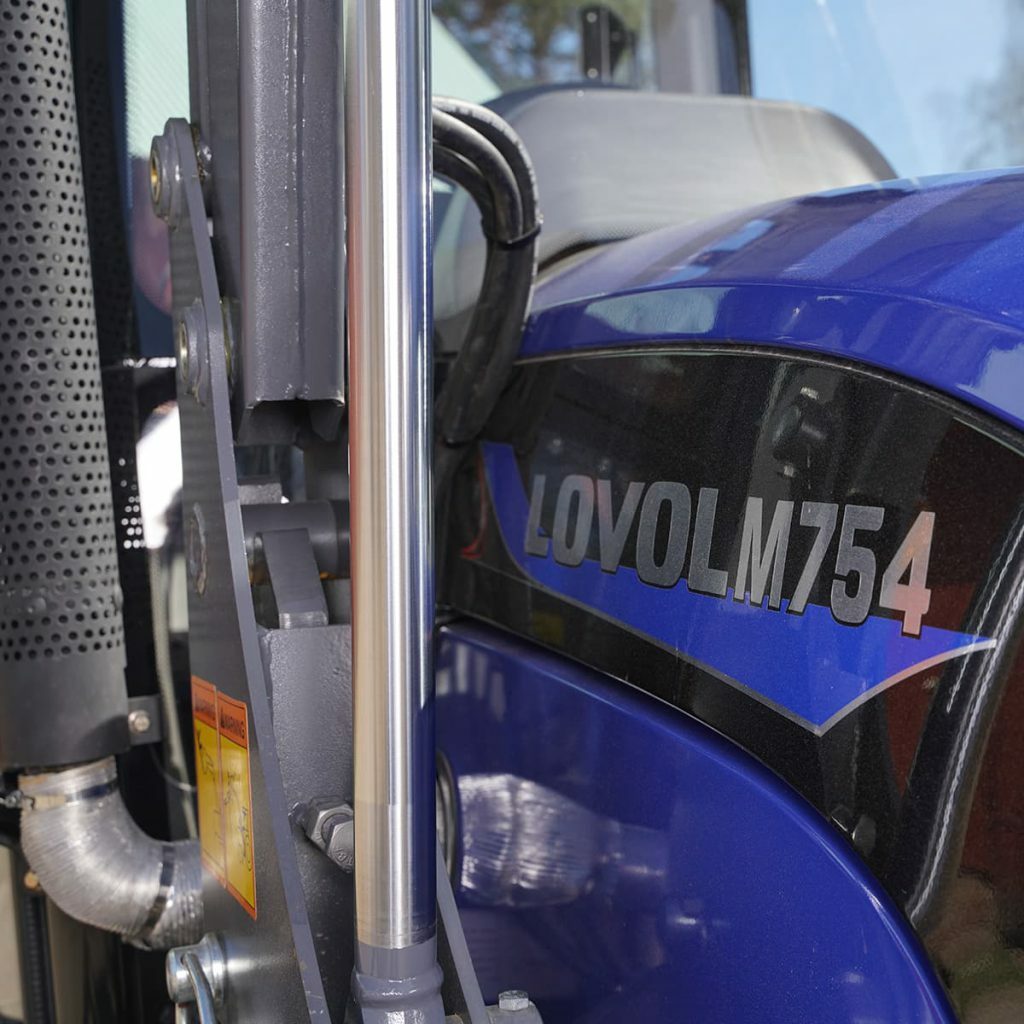 Lovol 75 hk 4wd med frontlastare logotyp på sidan