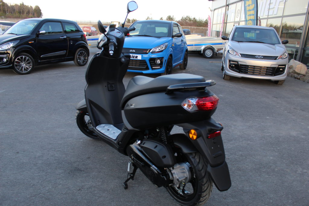 Peugeot Kisbee 4-takt baksida av mopeden