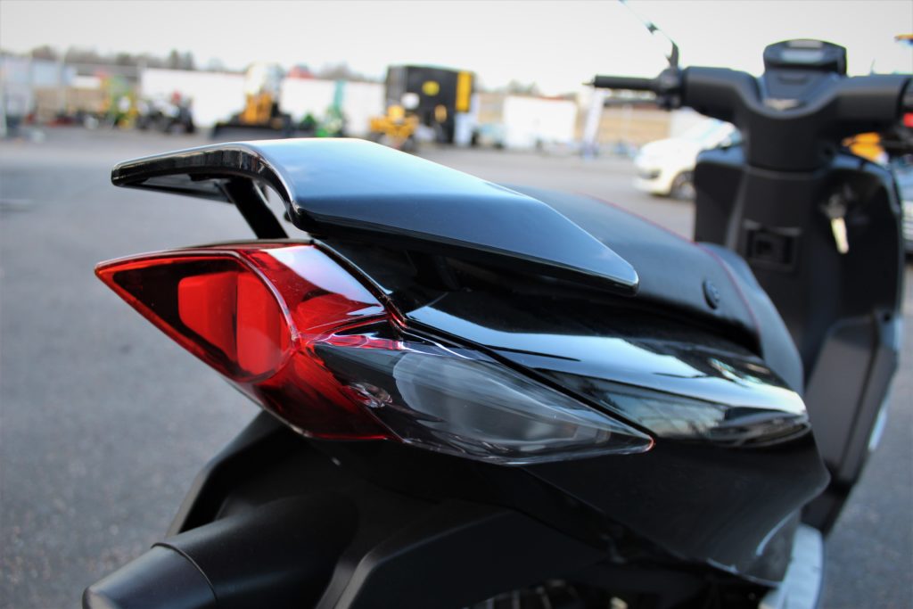 Peugeot Speedfight 4 svart baklampa