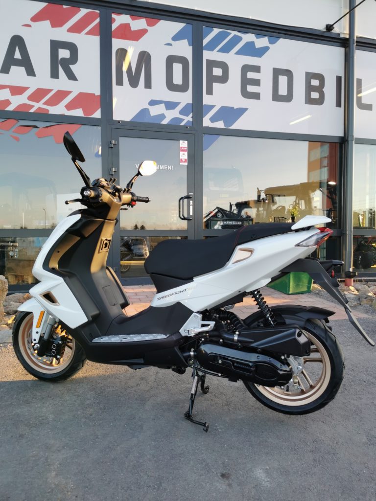 Peugeot Speedfight 4 vit moped från sidan