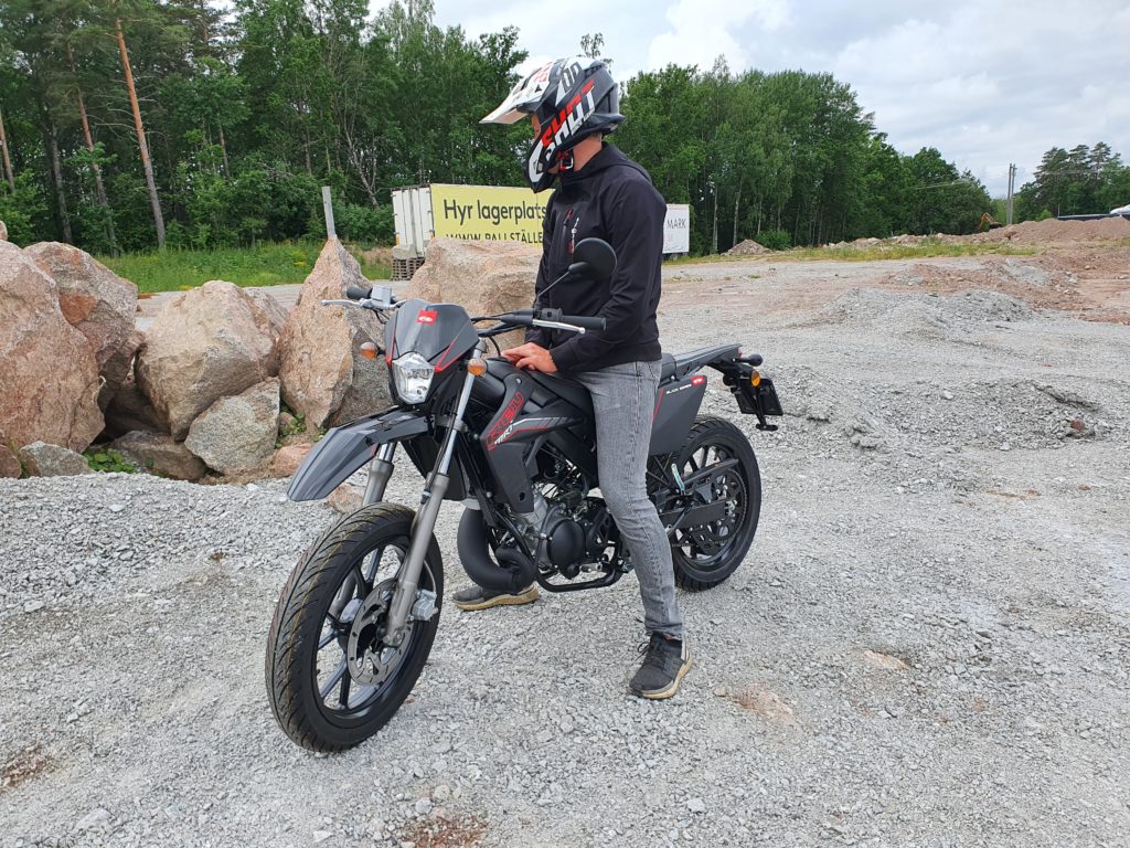 Moped Reiju MRT med person på