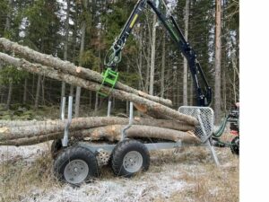 Skogsvagn Avestavagnen - Ranger Plus lägger träd på släpet