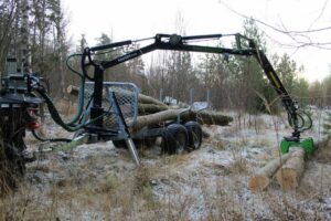 Skogsvagn Avestavagnen - Ranger Plus plockar träd