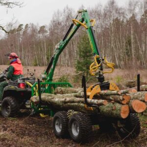 Skogsvagn med kran 4,2 m inkl drivning med trä på släpet