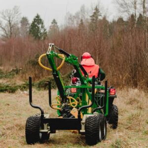 Skogsvagn med kran 4,2 m inkl drivning kör i skogen