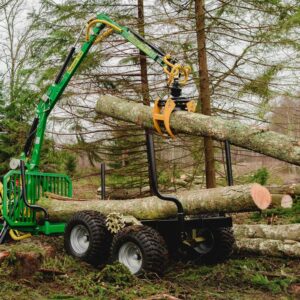 Skogsvagn med kran 4,2 m inkl drivning lyfter upp trä på sköpet