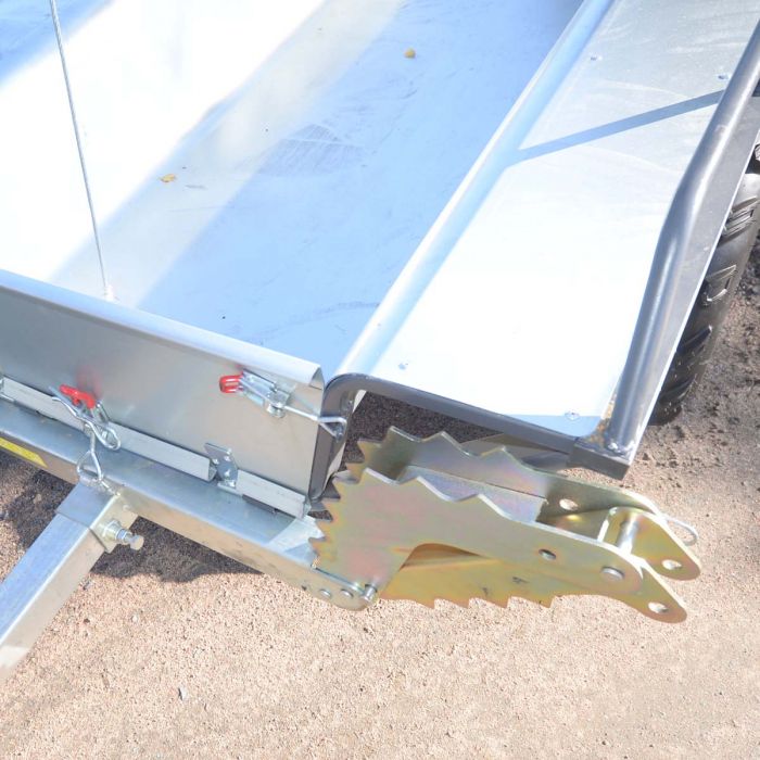 Tippvagn till ATV med både tippflak och stöttor närbild spänn