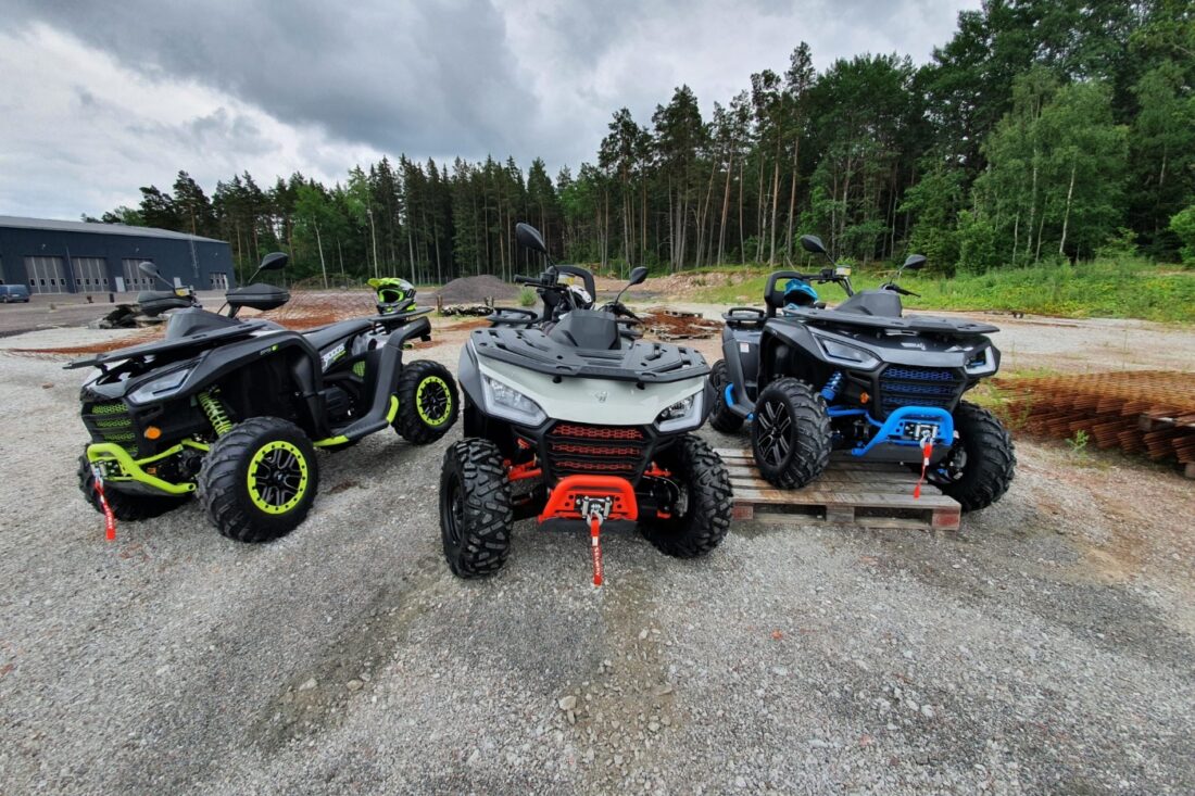 Bergbymotorcenter fyrhjulingar parkerade på grusvägar