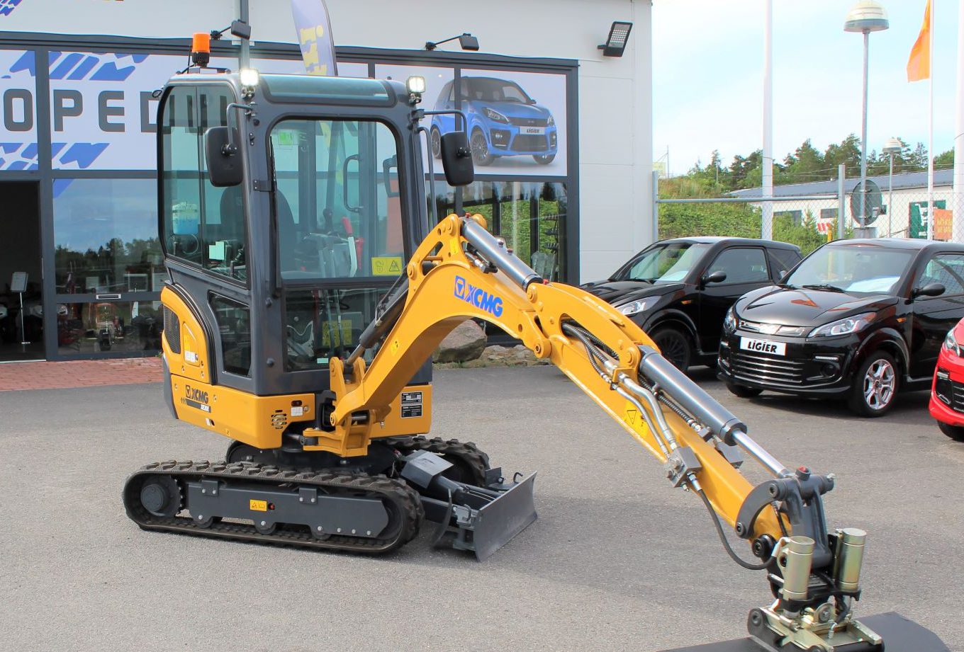 Grävmaskin hos Bergbymotorcenter gul parkerad