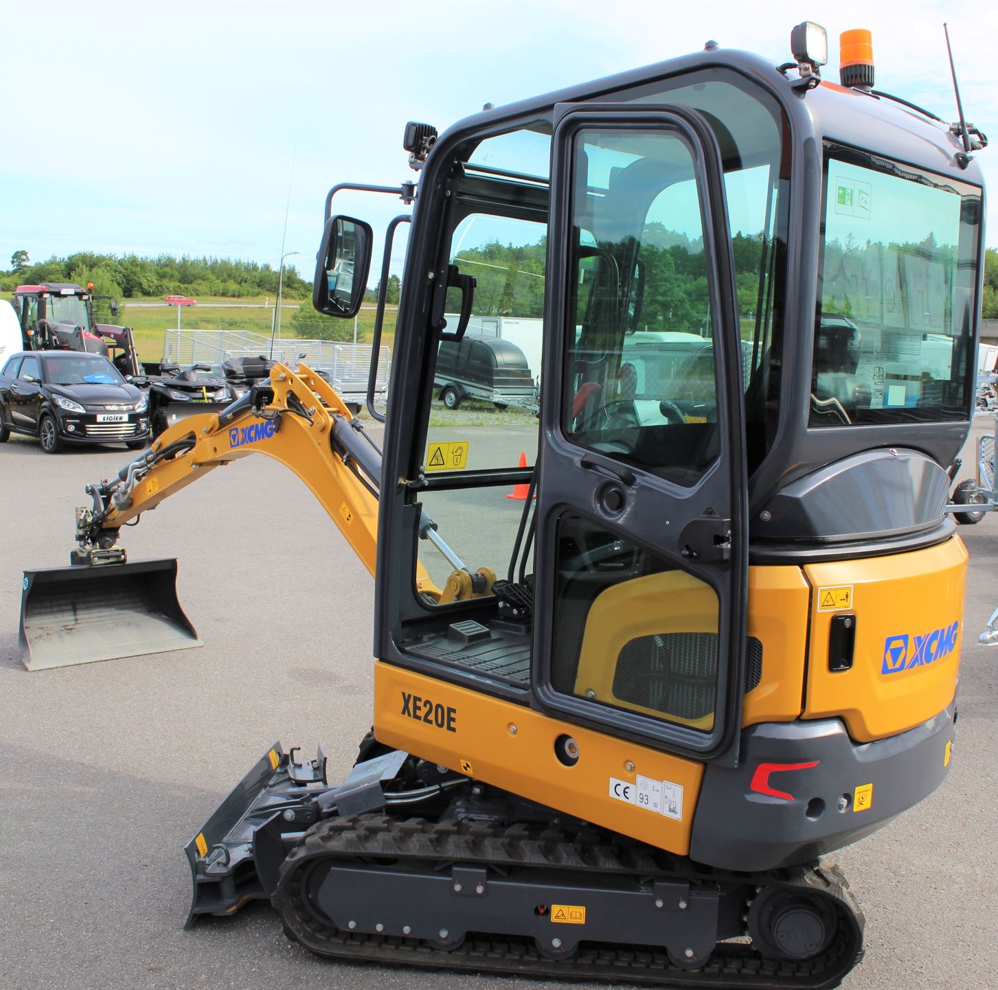 Grävmaskin hos Bergbymotorcenter gul vänster sida