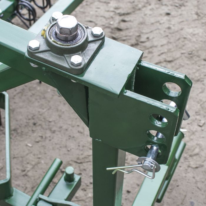 Detaljbild på ridbaneharv 2,2m med trepunktsfäste