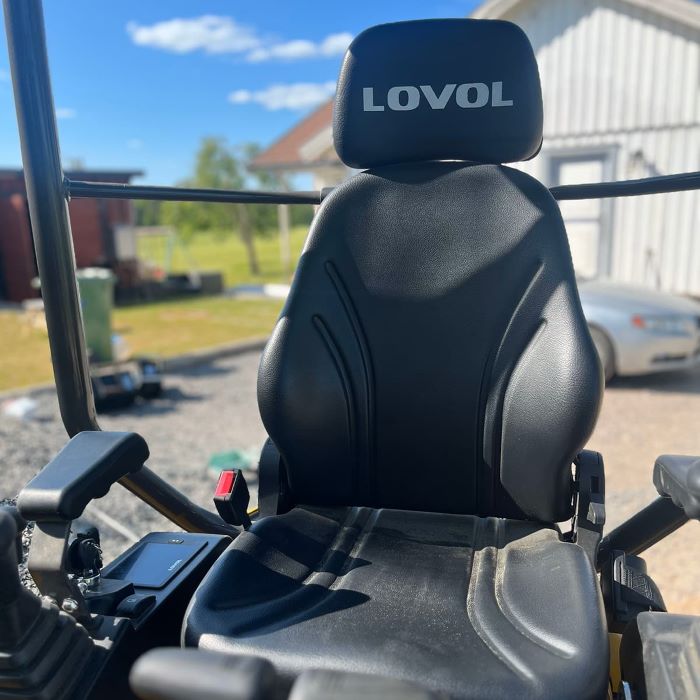 Förarstol på minigrävare med hytt från Lovol
