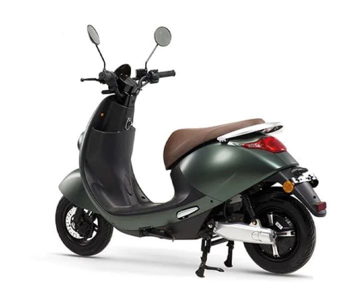 Bild fotograferad snett bakifrån på LV LX02 elmoped
