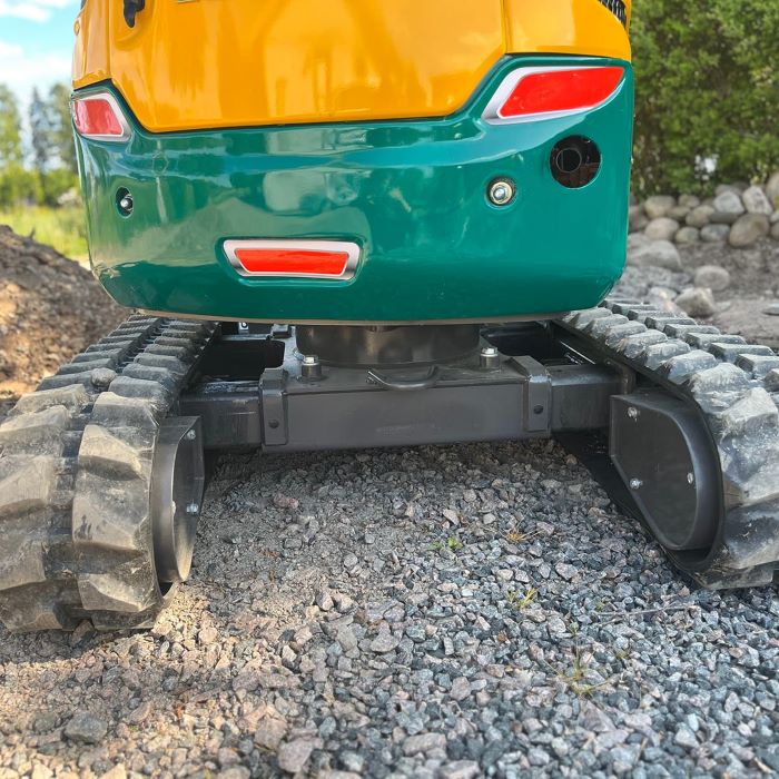 Detaljbild på kraftfrull minigrävare med hytt från Lovol