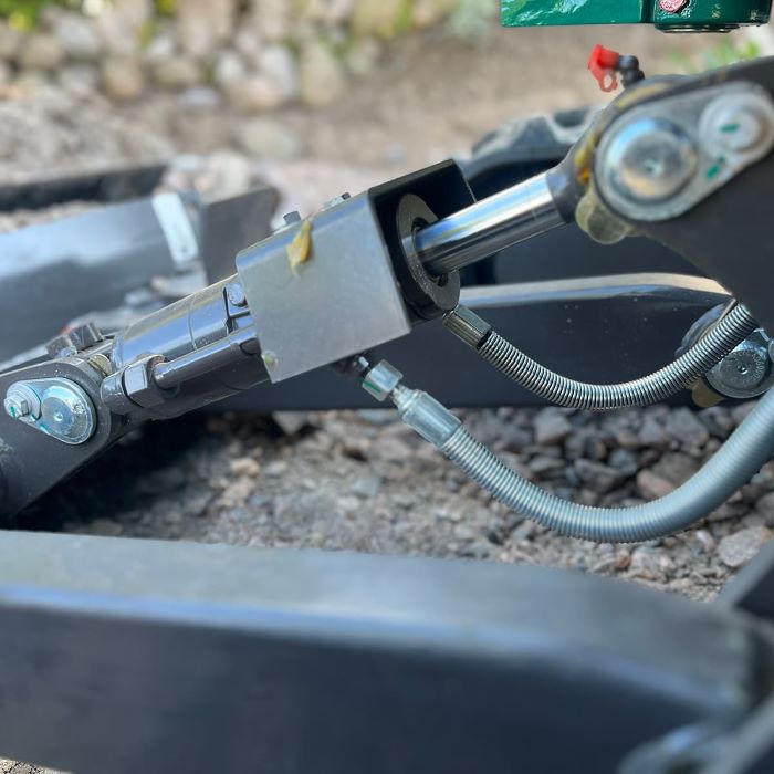 Detarljbild på teknik hos Lovol 1.8 ton minigrävare med hytt