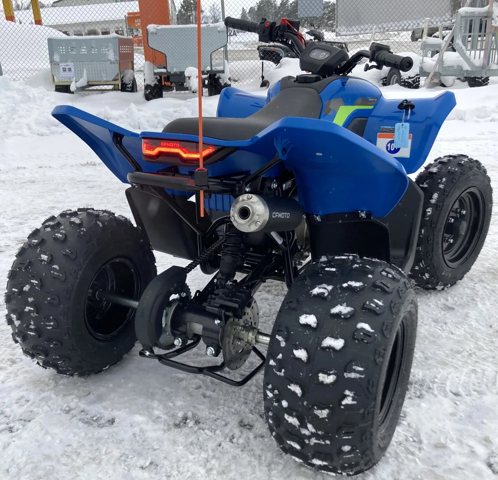 Blå fyrhjuling för barn fotograferad snett bakifrån