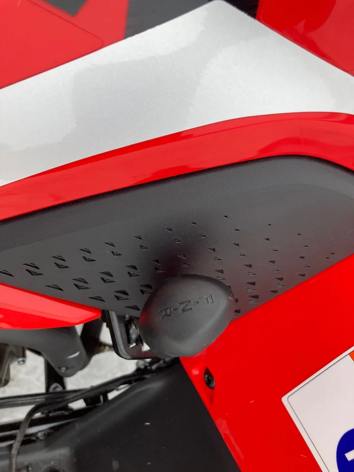 Detaljbild på röd CFMOTO CFORCE 110 EFI