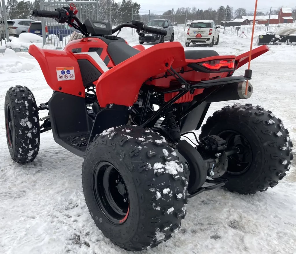 Röd cfmoto cforce fyrhjuling