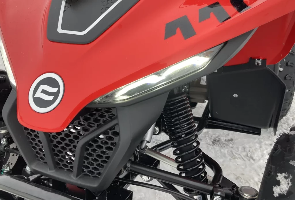 Fronten på cfmoto cforce fyrhjuling för barn i rött