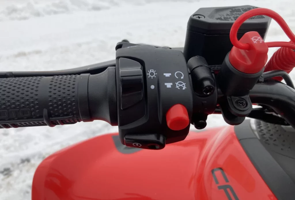 Detaljbild på röd fyrhjuling för barn