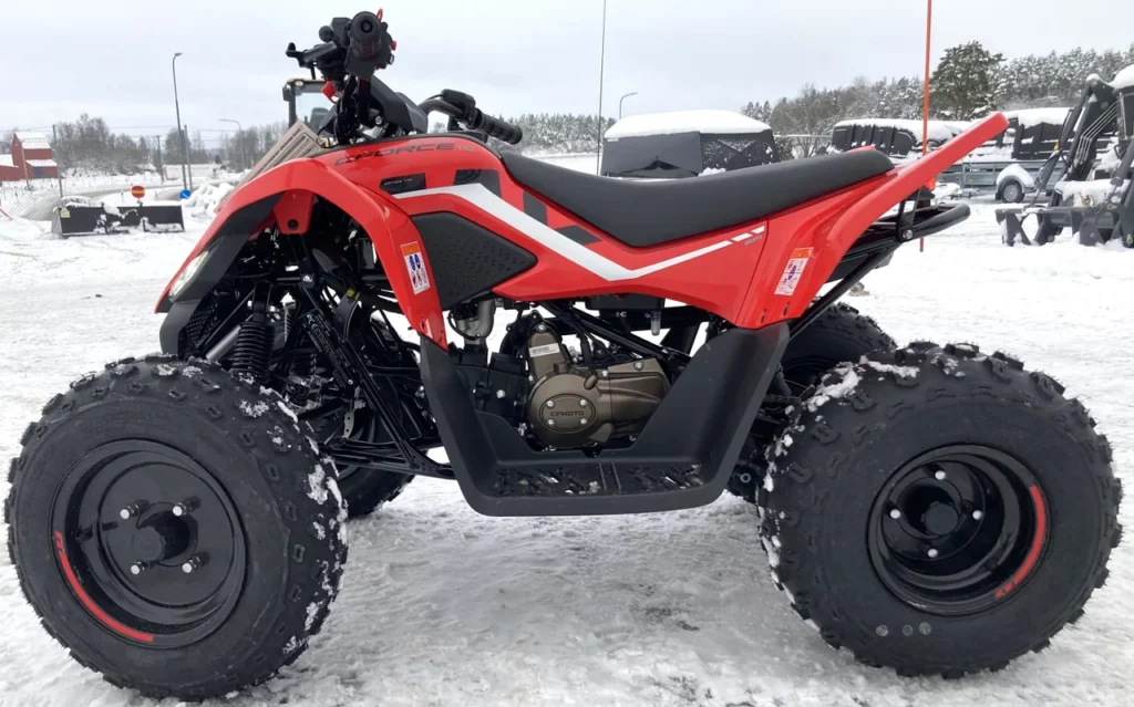 Röd cfmoto cforce 110 efi från sidan