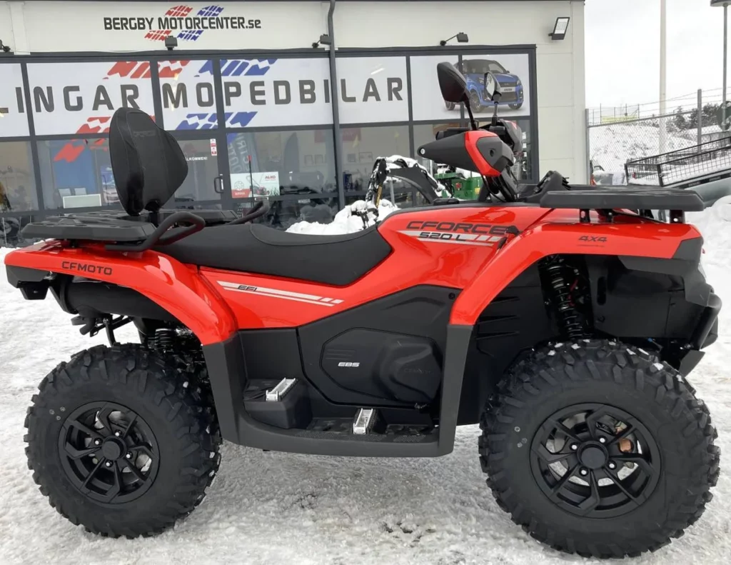 Fyrhjuling cfmoto cforce 520 long fotograferad från sidan