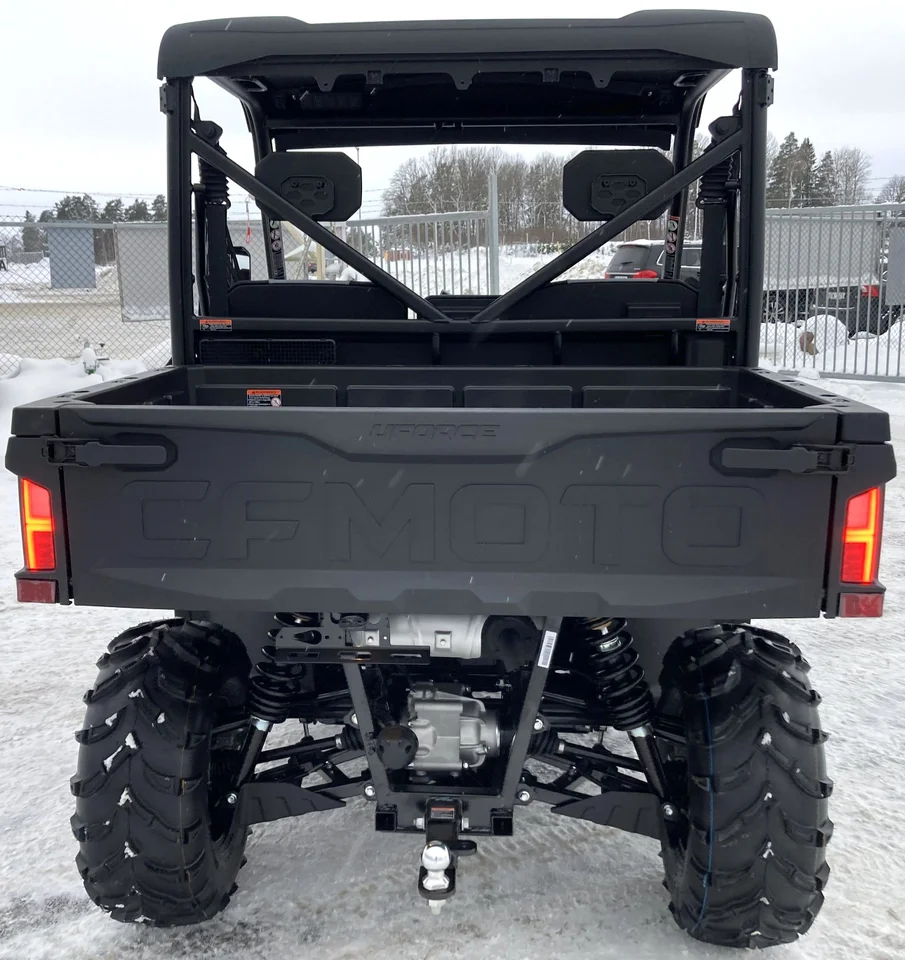 CFMOTO UFORCE 600 fotograferad bakifrån