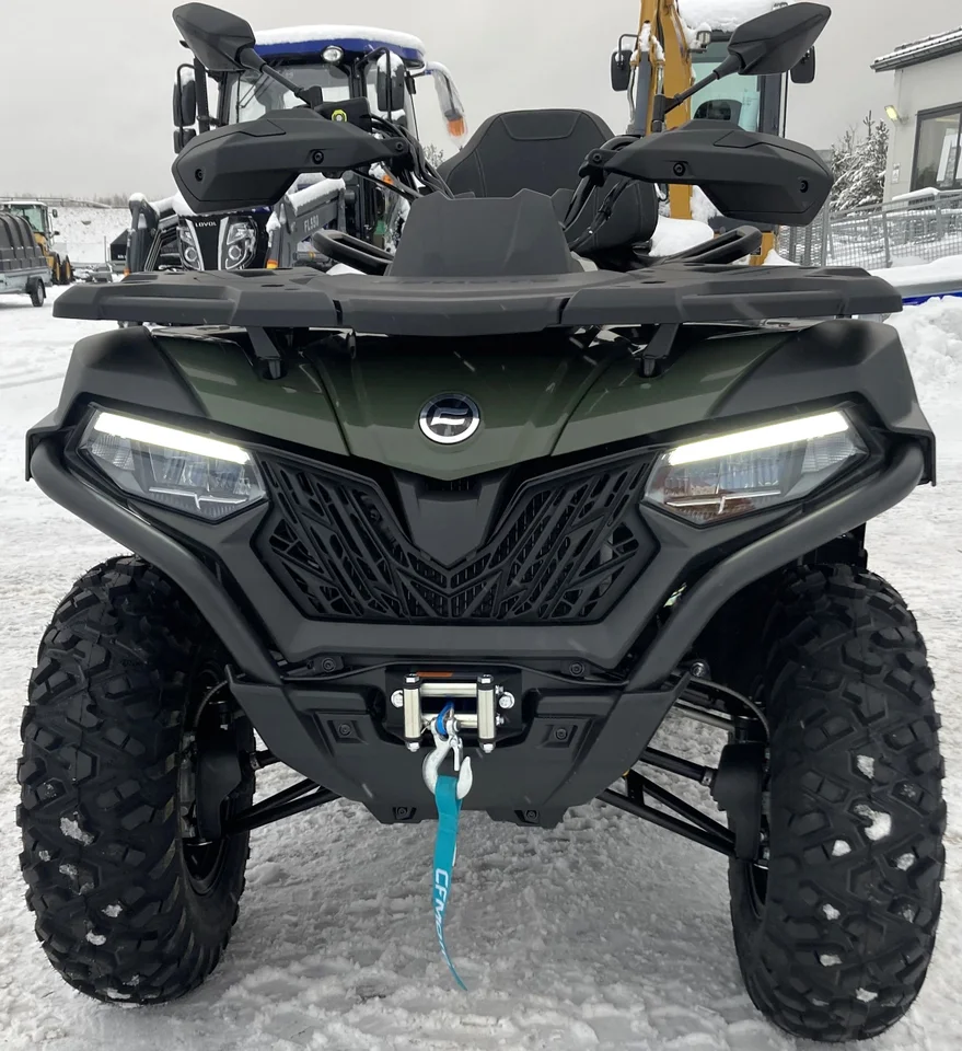 cfmoto cforce 625 lång fyrhjuling fotograferad framifrån