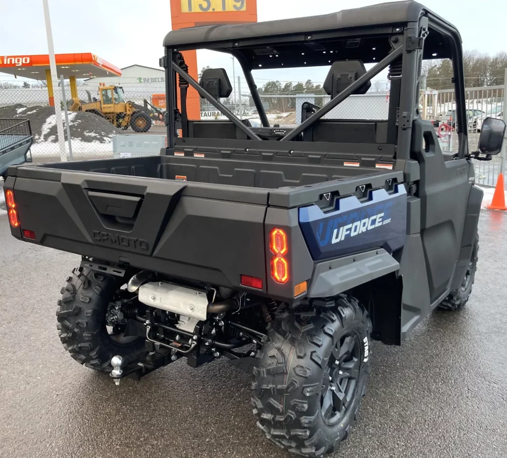 bild snett bakifrån på cfmoto uforce 1000 fyrhjuling