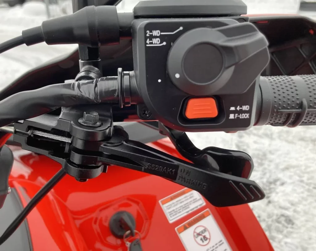 Detaljbild på styre tillhörande cfmoto cforce 520 long fyrhjuling