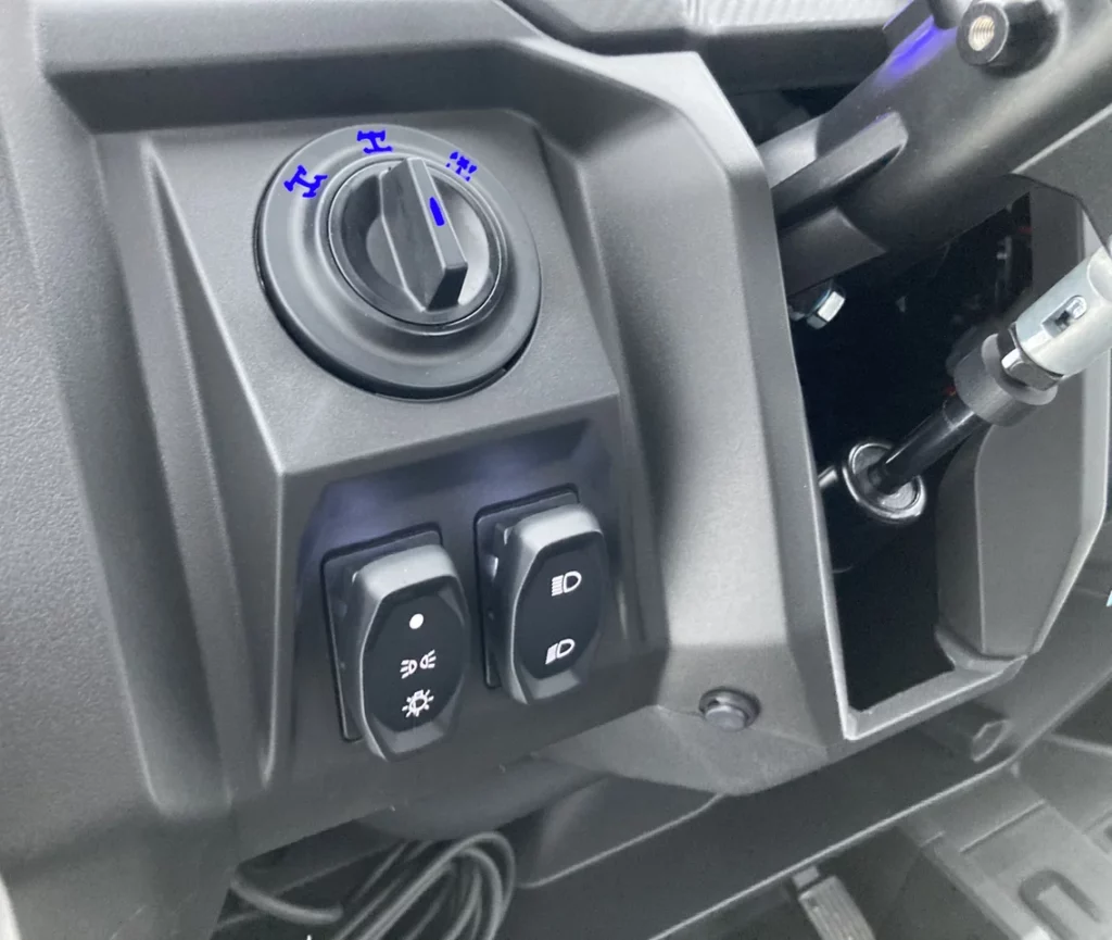 Detaljbild från förarhytt på uforce 600 fyrhjuling