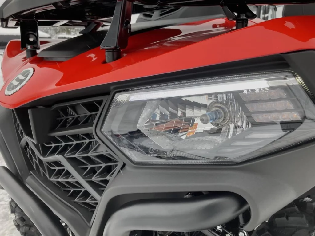 Detaljbild på lykta, cfmoto cforce 520 long fyrhjuling