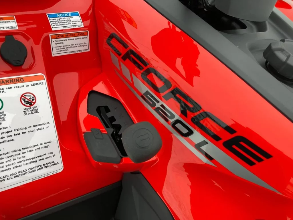 Detaljbild röd fyrhjuling från CMOTO Cforce 520